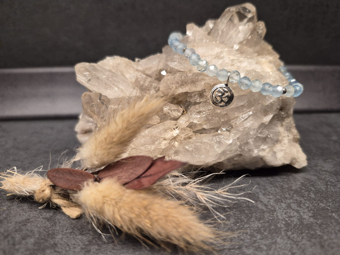 Aquamarin Armband "OM" Silber - Ruhe, Klarheit und sanfte Stärke