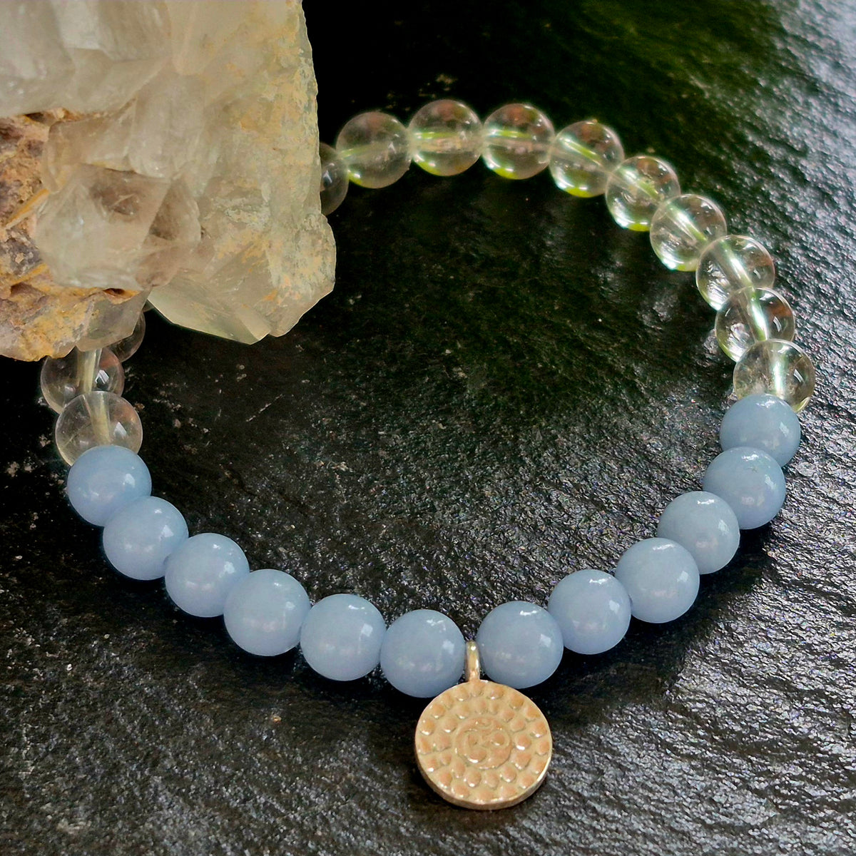 Armband Angelit und Bergkristall, Anhänger "OM", 925 Sterlingsilber