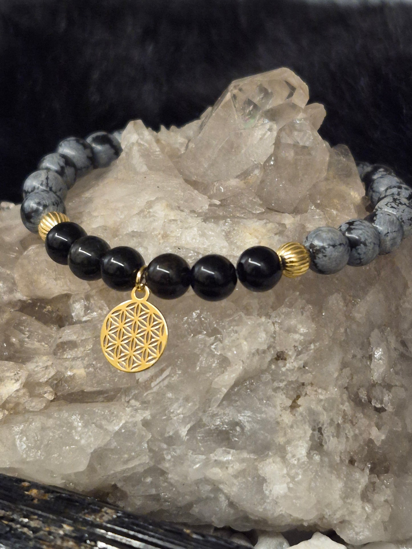 Edelsteinarmband schwarzer Turmalin, Schneeflockenobsidan und Blume des Lebens, vergoldet