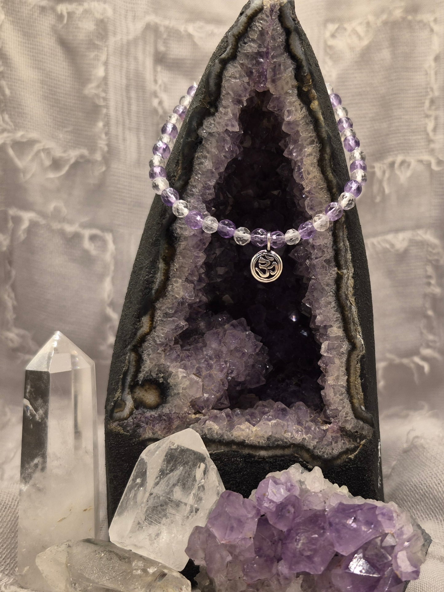 Edelsteinarmband aus Amethyst & Bergkristall "OM" Silber – Harmonie für Geist und Seele