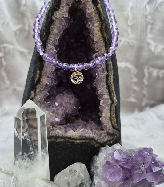 Amethyst Armband, "OM" Silber - Ruhe, Intuition und spirituelle Klarheit