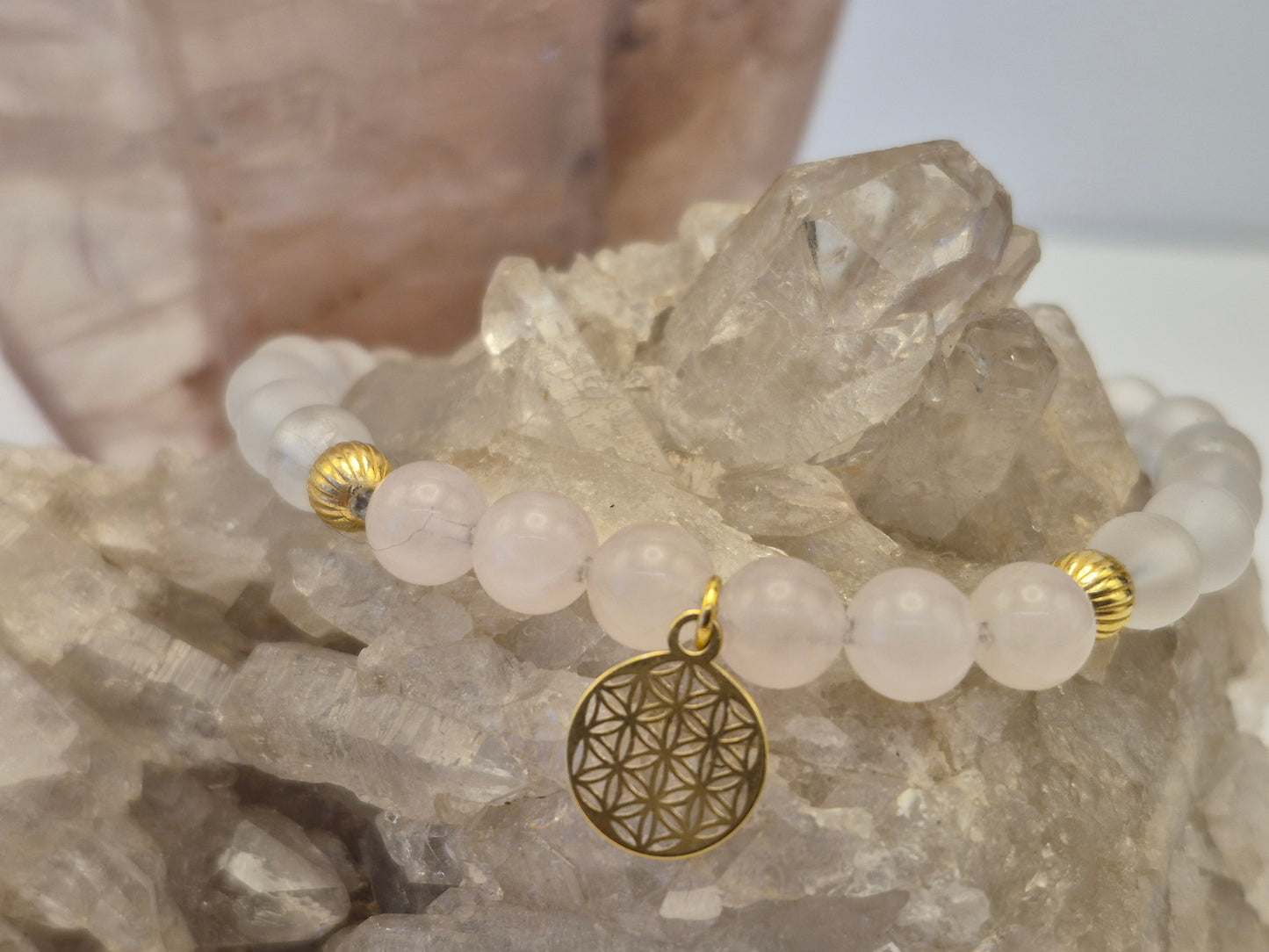 Edelsteinarmband, Bergkristall matt, Rosenquarz und Anhänger Blume des Lebens, 925 Silber vergoldet