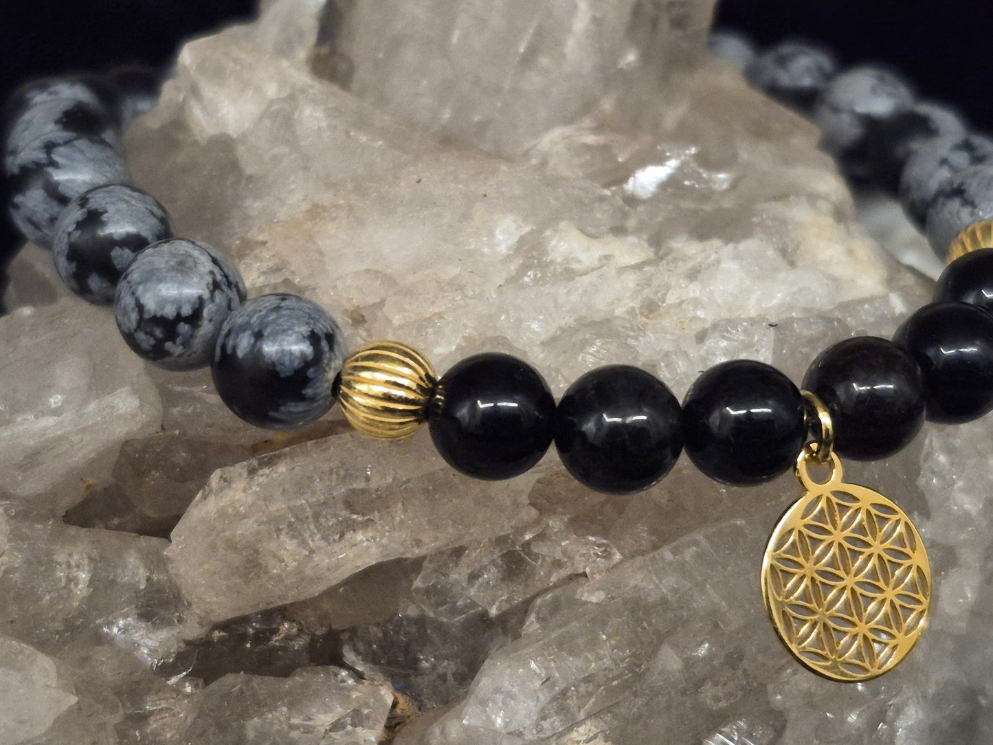 Edelsteinarmband schwarzer Turmalin, Schneeflockenobsidan und Blume des Lebens, vergoldet