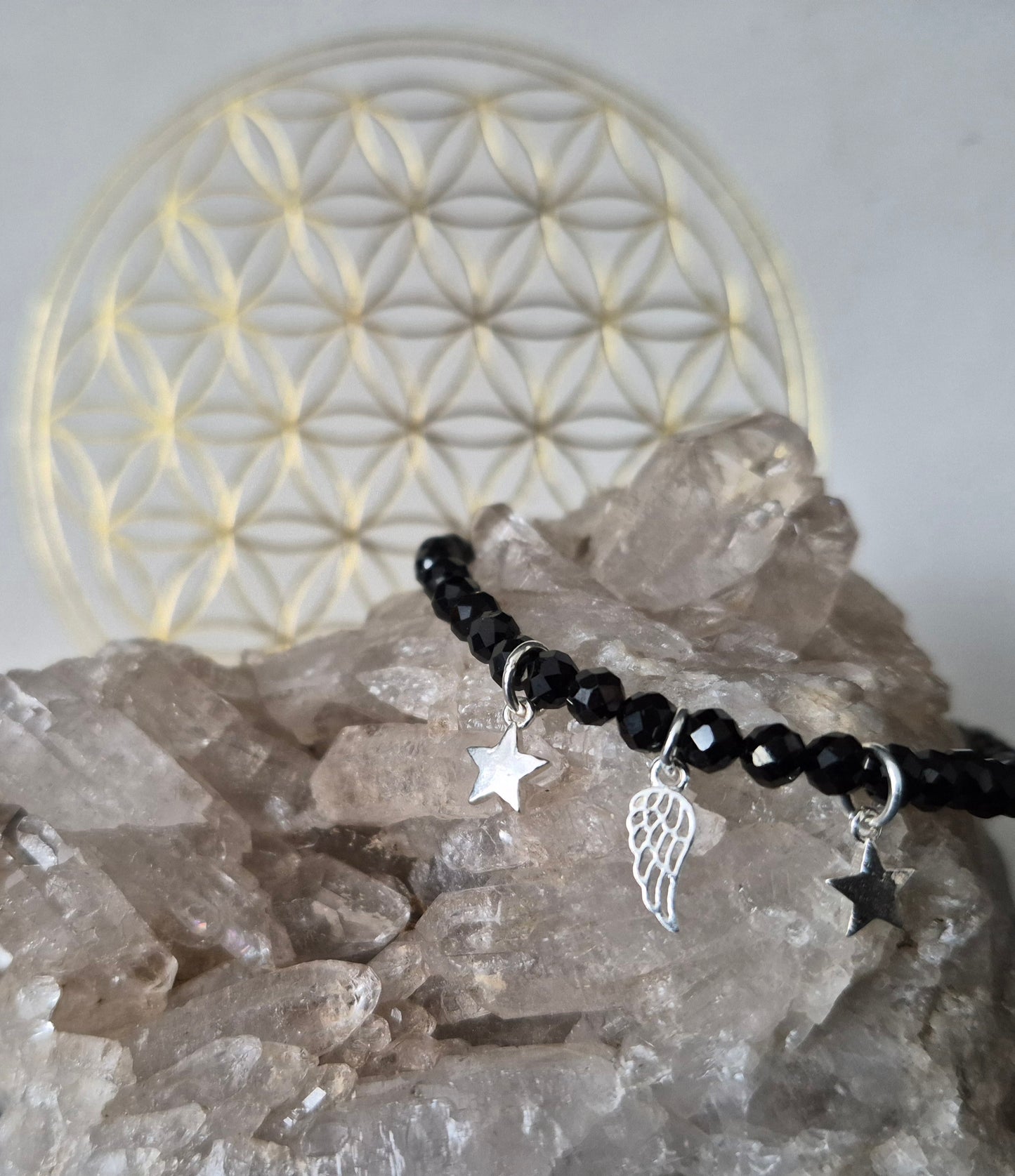 Schwarzes Turmalin Armband mit Anhänger Engelsflügel und Sterne