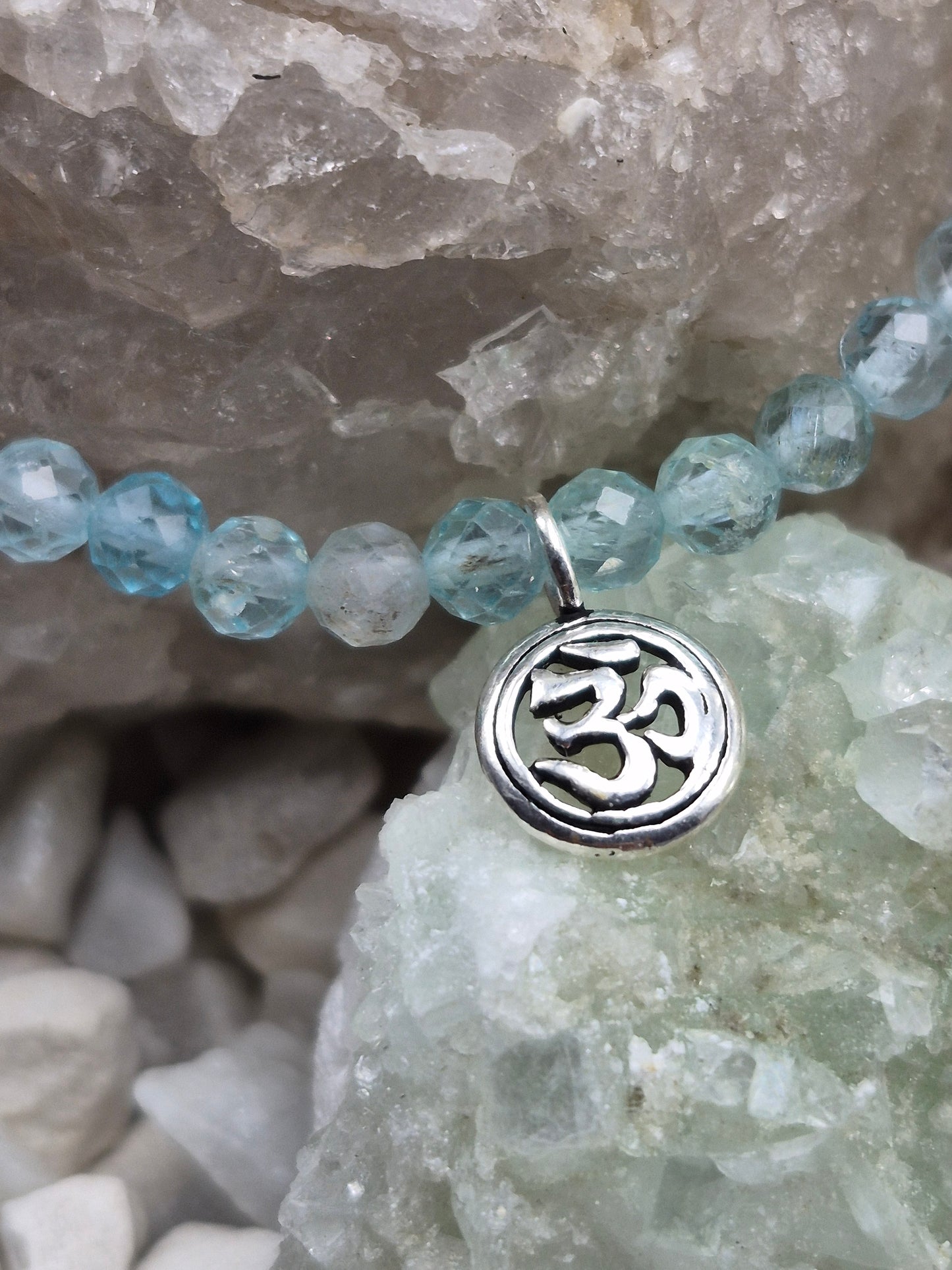 Edelsteinarmband Apatit mit OM-Anhänger, 925 Sterlingsilber