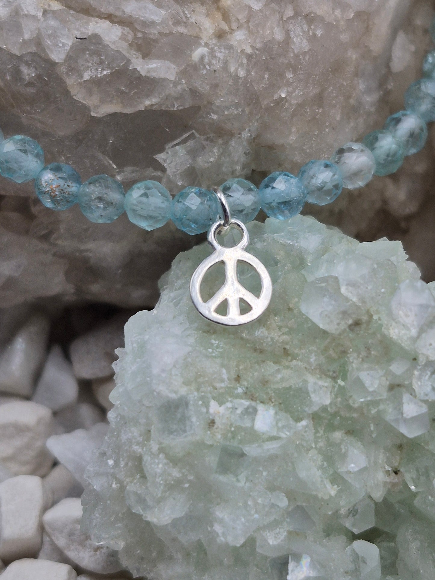 Apatit mit Bergkristallperlen Armband mit Anhänger Peace, 925 Sterlingsilber