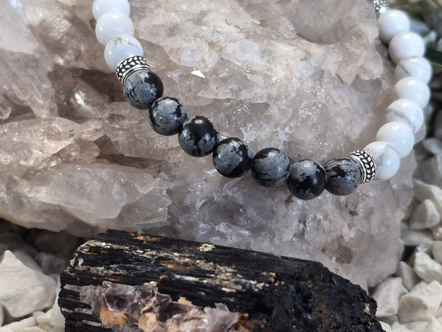 Schneeflockenobsidian & Magnesit Armband mit Silber-Details