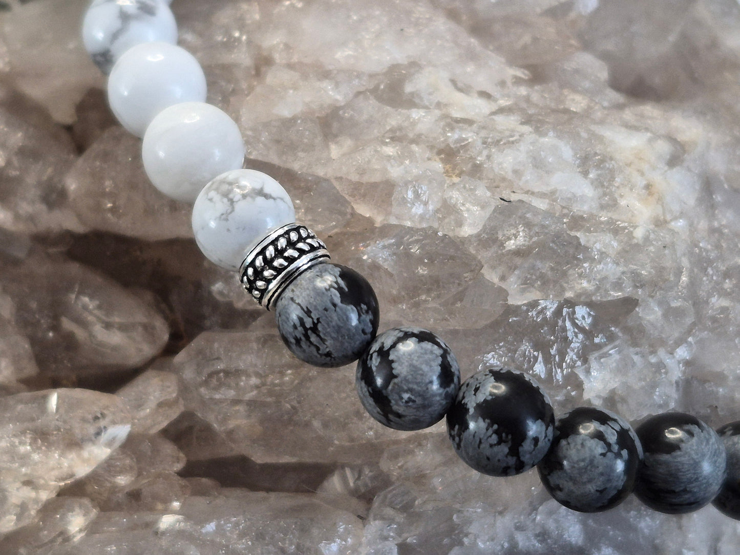 Schneeflockenobsidian & Magnesit Armband mit Silber-Details