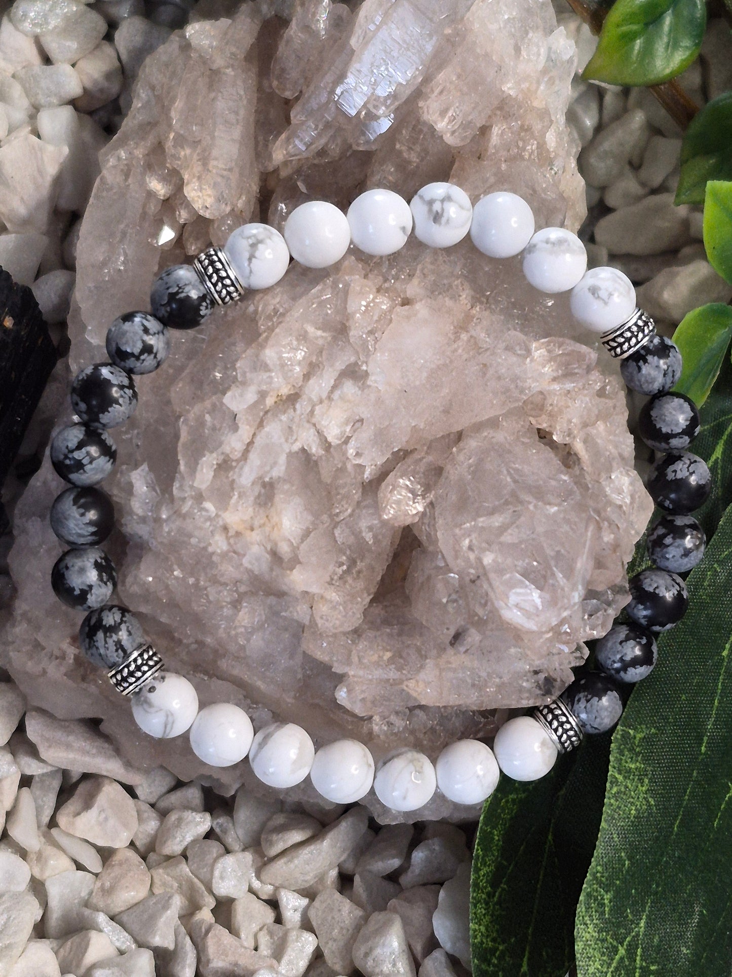 Schneeflockenobsidian & Magnesit Armband mit Silber-Details