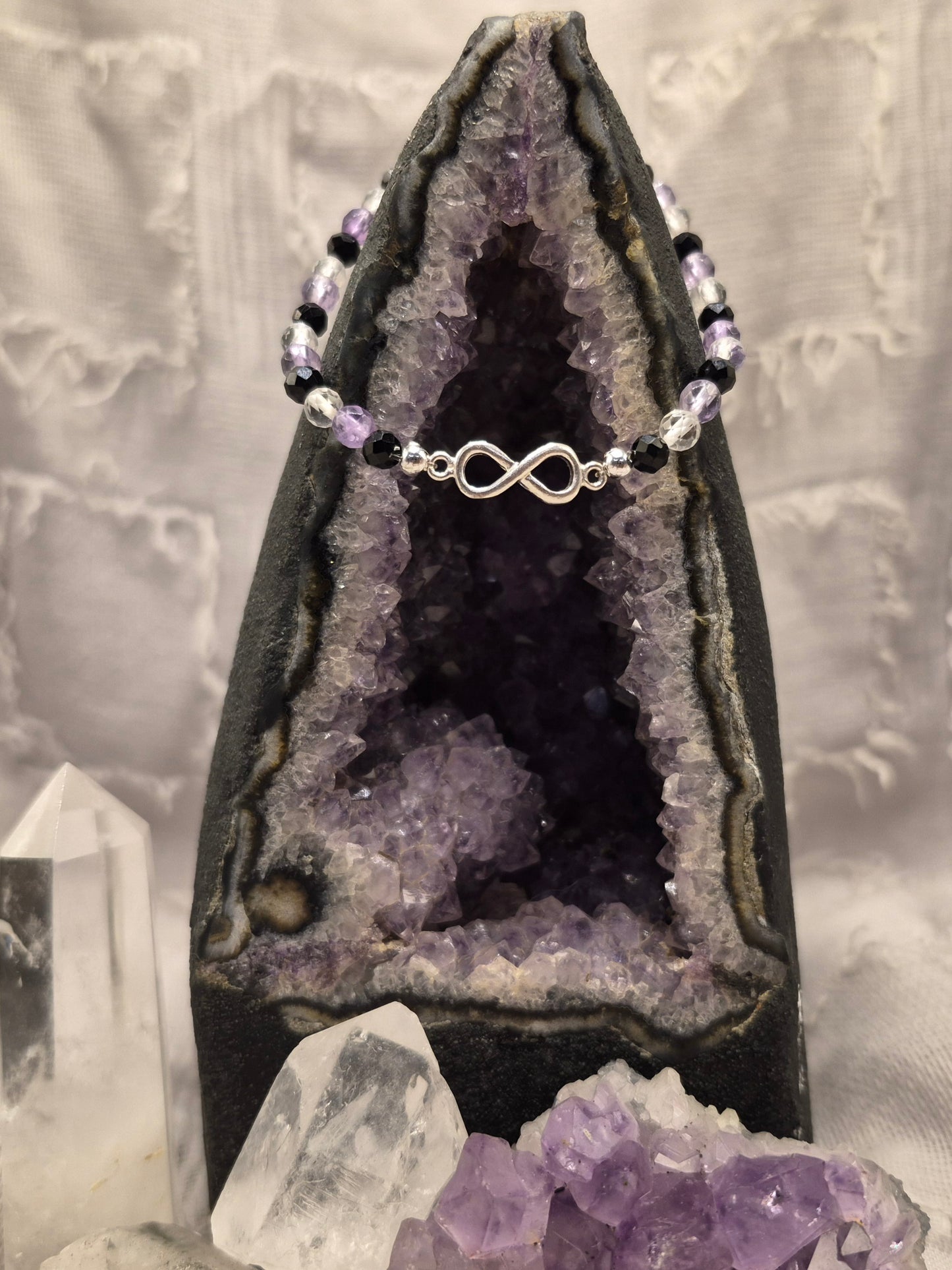 Bergkristall, Amethyst & schwarzem Turmalin Armband mit Endlosschleife